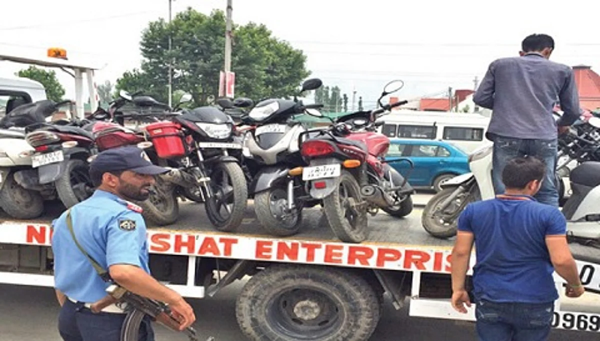 Commuters hail Traffic cops