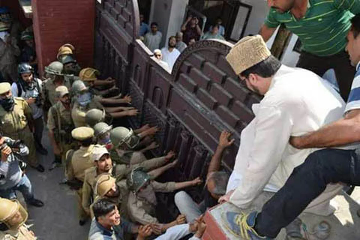 Mirwaiz arrested, lodged at PS Nageen