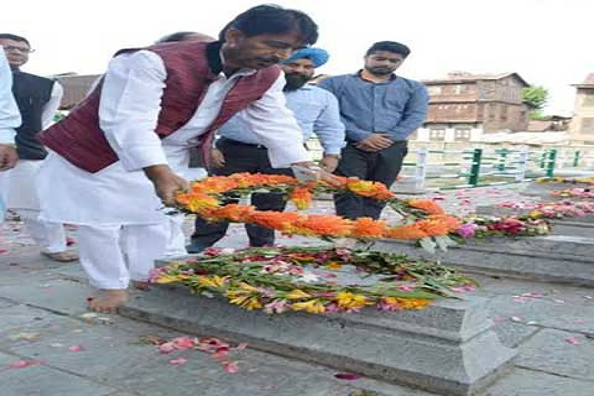G A Mir pays tributes to July 13 martyrs