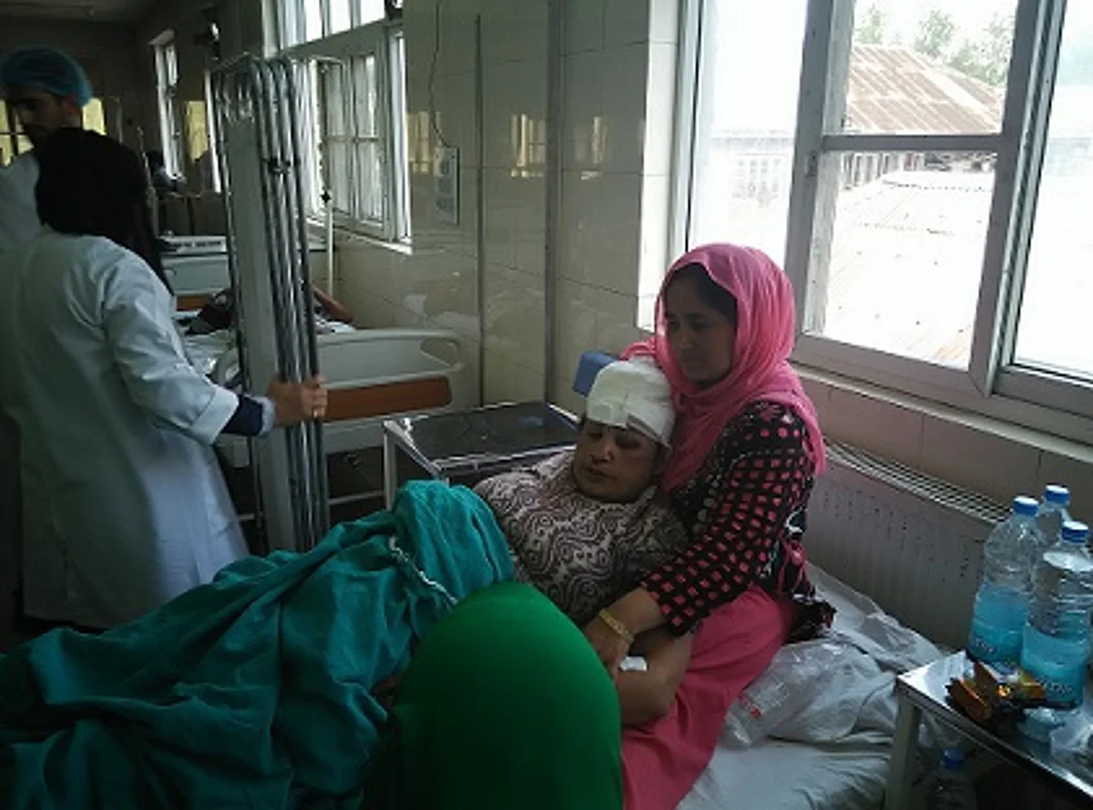 Kashmiri woman takes care of injured lady pilgrim at SMHS