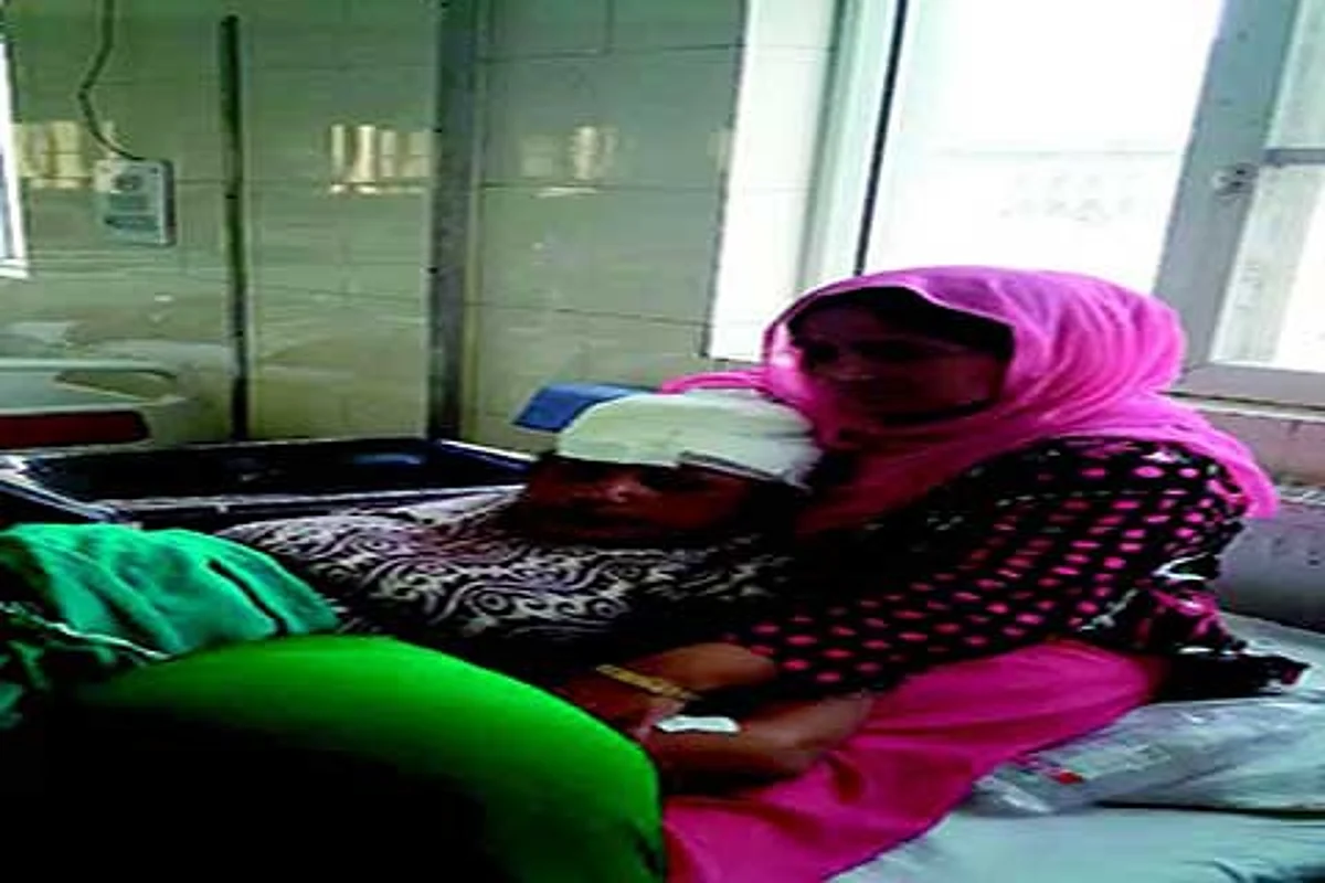 Kashmiri woman looks after injured pilgrim lady in SMHS