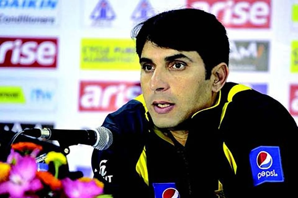 Pakistan rely on Misbah as England take wickets on regular intervals