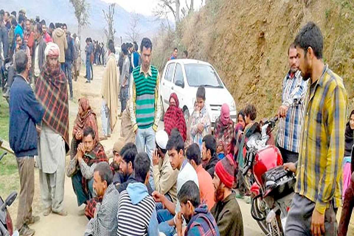 Locals demand passenger shed at Panja Chowk