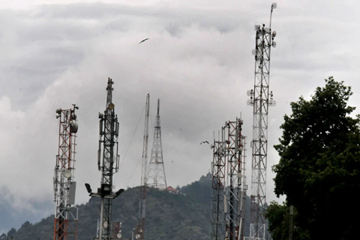 Kashmiris living outside appeal JK Govt to lift ban on mobile phone services