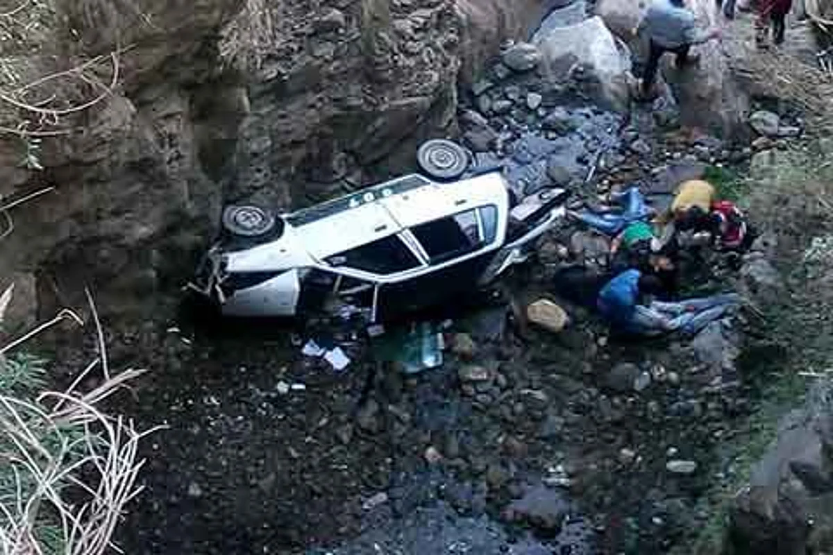 2 die in car accident near Doda