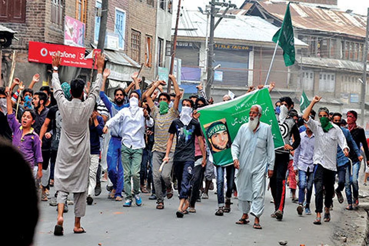 Valley remains tense, several injured in fresh clashes