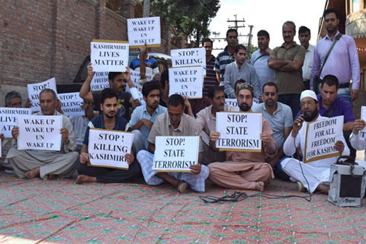 Mirwaiz stages sit-in, lashes out at UN