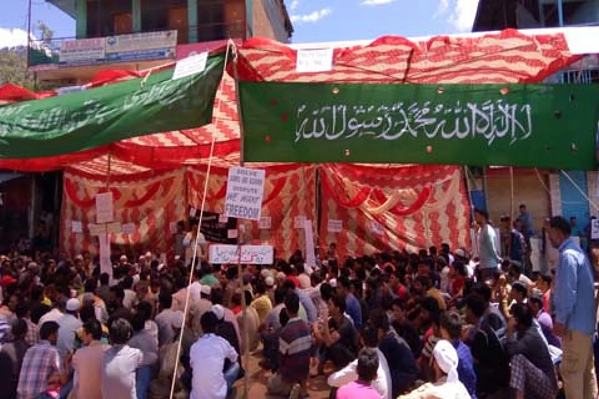 Hundreds stage sit-in amid shutdown in Kishtwar against Kashmir killings