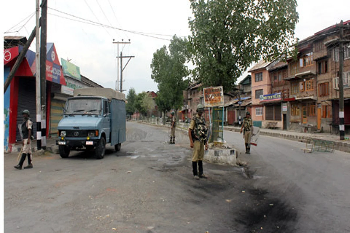 Day 28: Authorities impose strict curfew to foil “Dargah Chalo”
