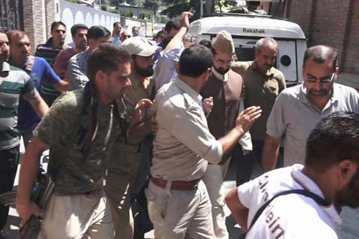 Mirwaiz arrested as he tries to march towards Dargah