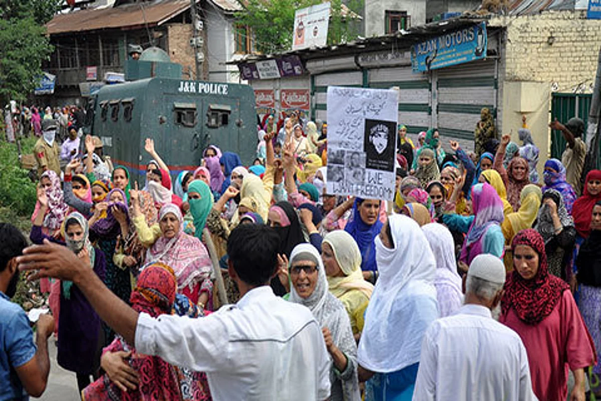 Day 32: Pellets rain on protestors, 110 injured