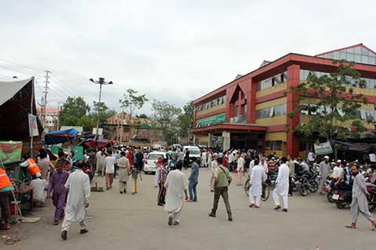Volunteers disallow ‘fact-finding team’ from Delhi to meet injured