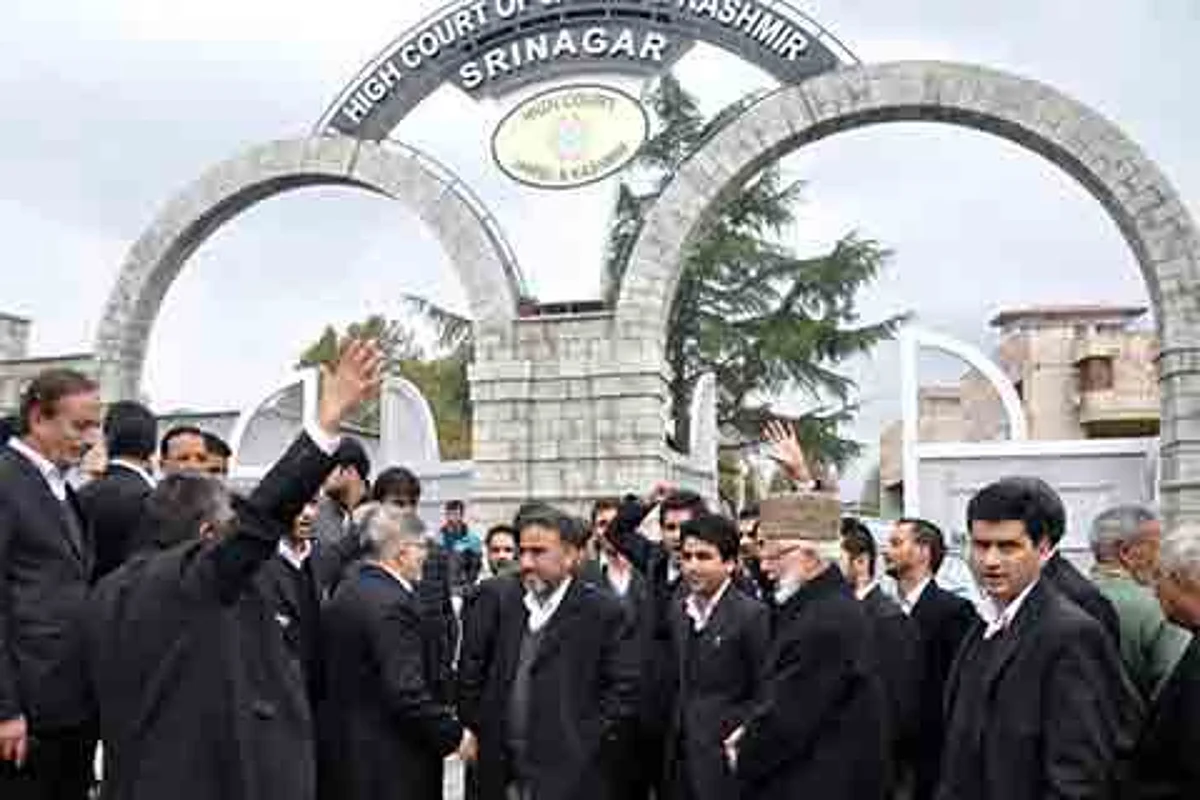 Bar accuses 2 senior SC advocates of bias