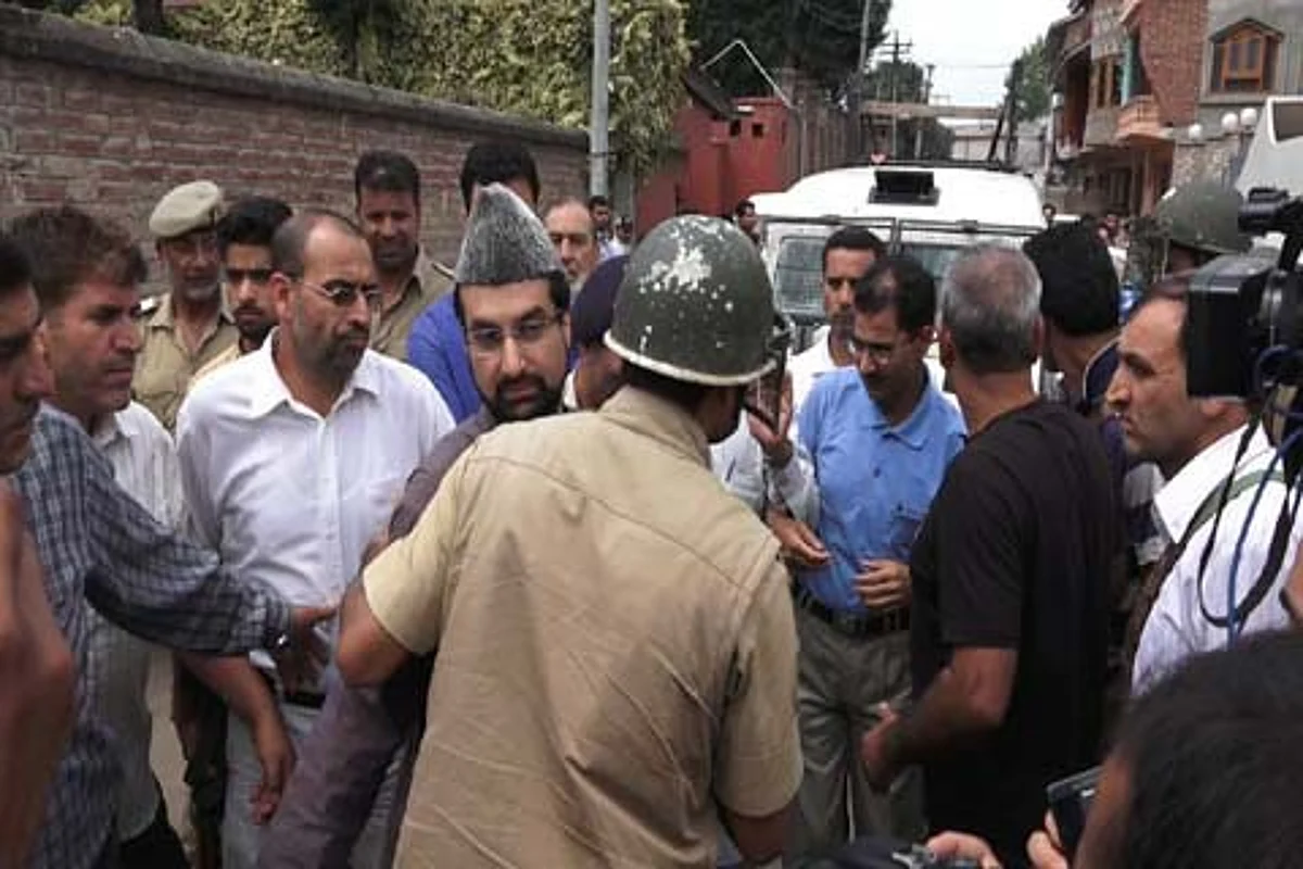 Geelani condemns arrest of Mirwaiz