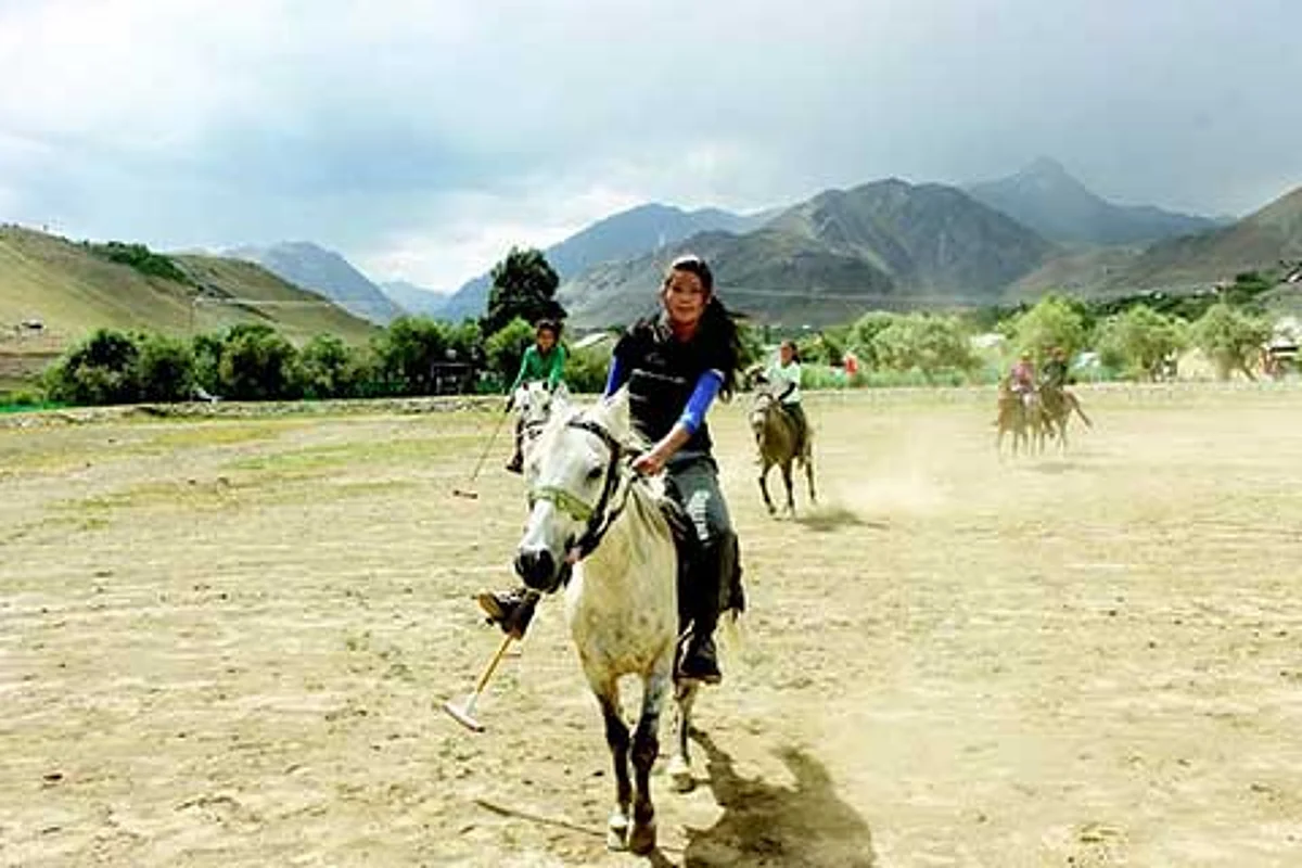 Shina Drass lifts Kargil polo trophy