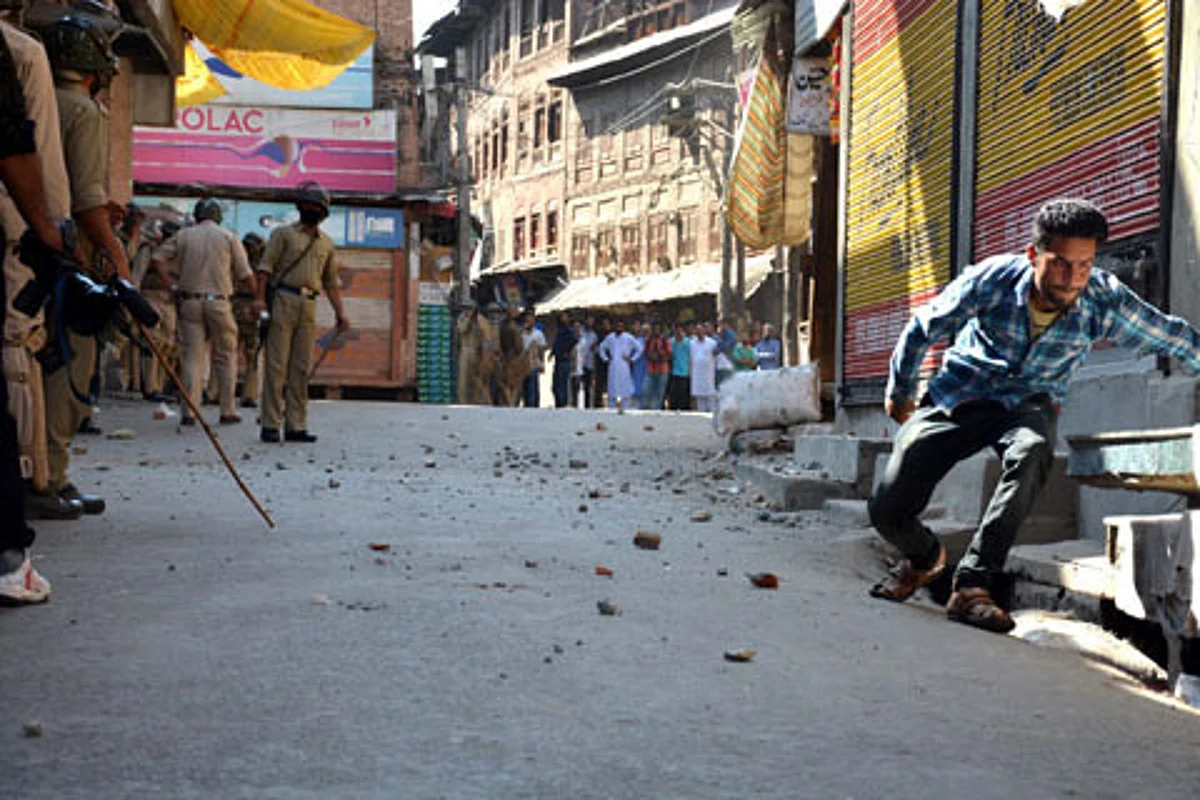 Clashes in Anantnag after youth arrested in overnight raids