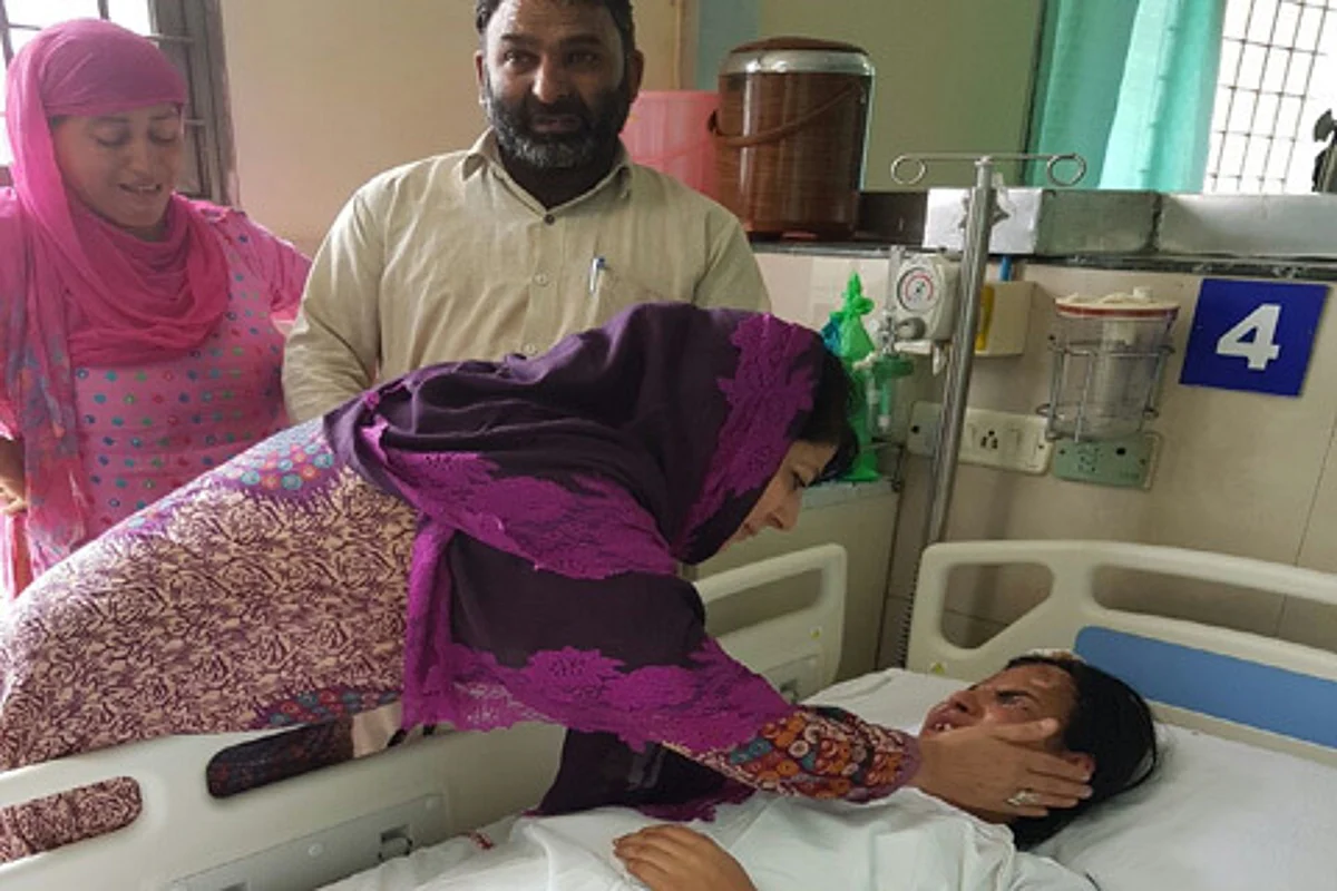 Mehbooba visits Insha Malik at AIIMS, assures full support