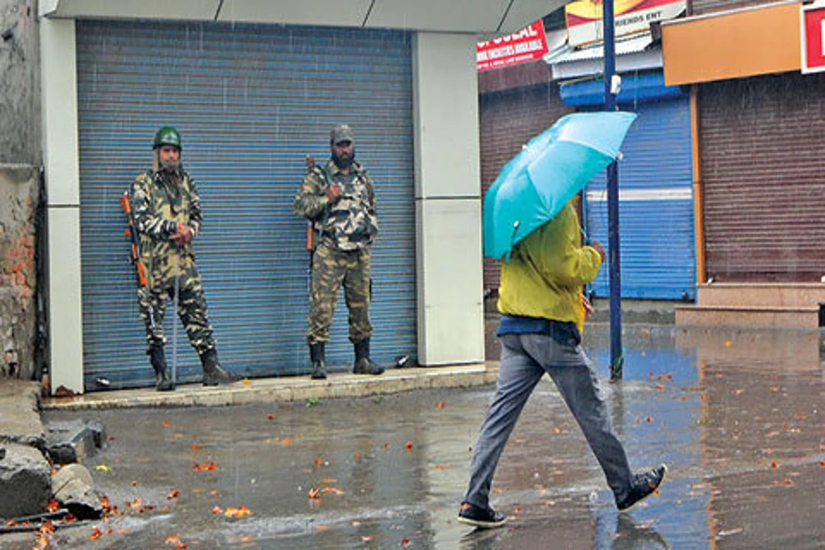 Rains lash Kashmir, bring down temperature