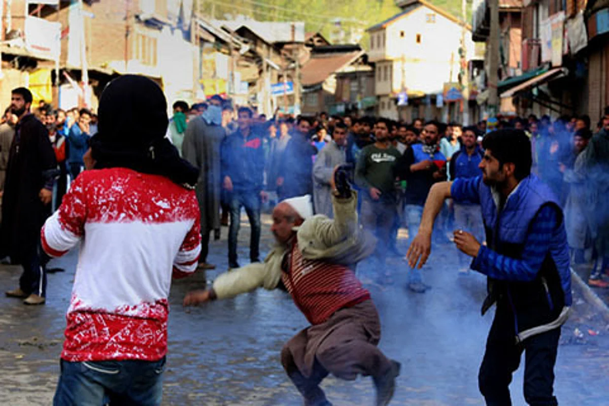Kashmir: Two hit by pellets in CRPF firing in Aripanthan village