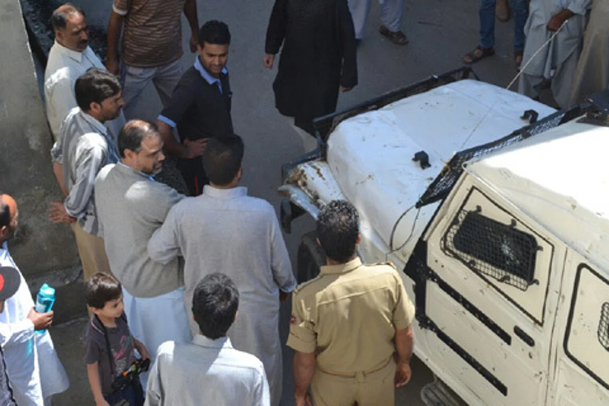 Hurriyat (M) leader Masroor Ansari marches towards airport, detained