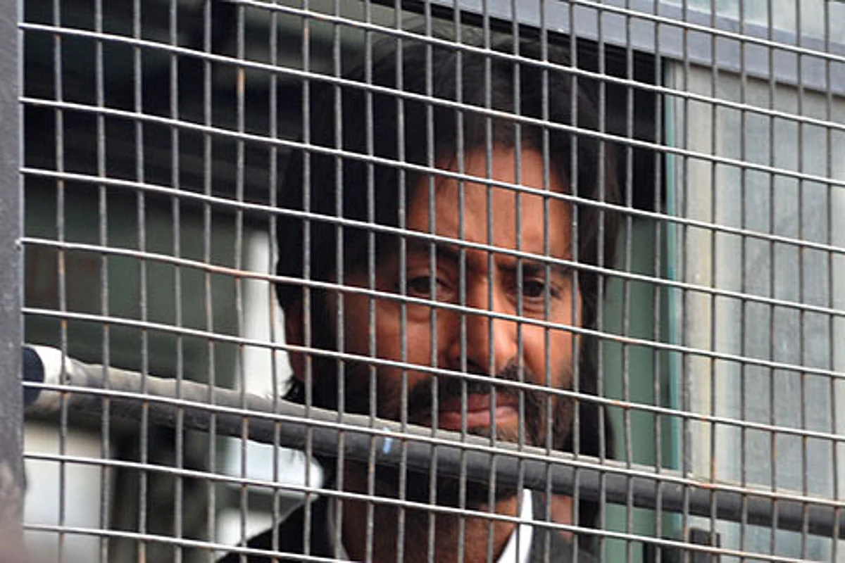 Sitaram Yechury, Sharad Yadav reach Humhama to meet Yasin Malik