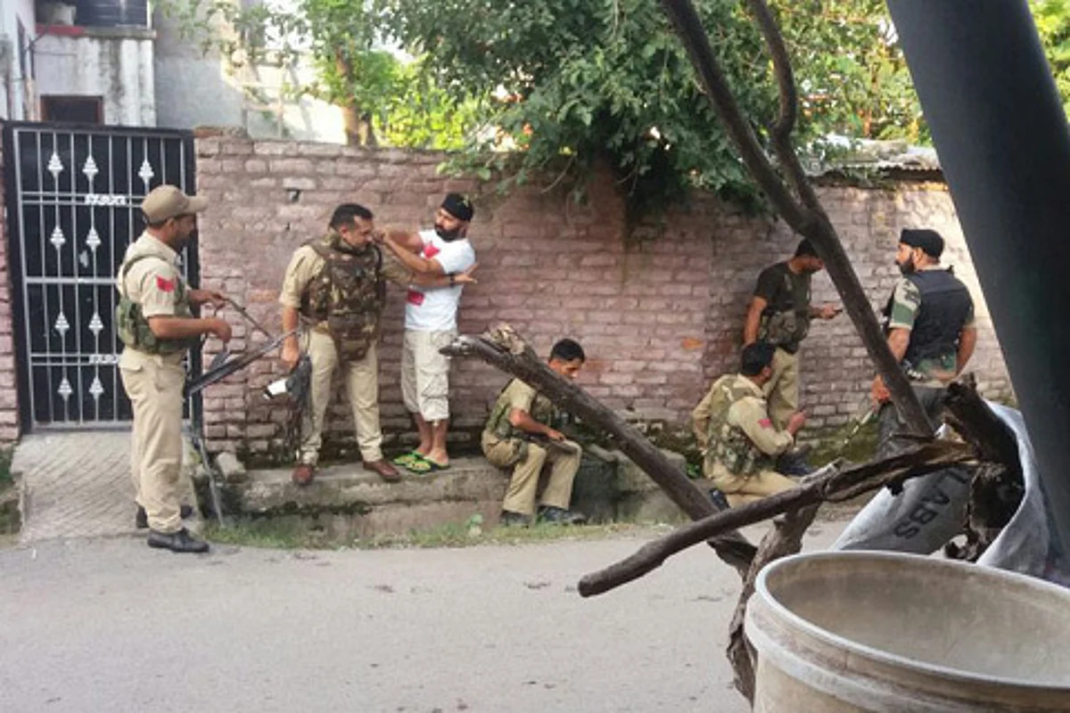 Cop killed, Sub-Inspector injured in ongoing Poonch gunfight