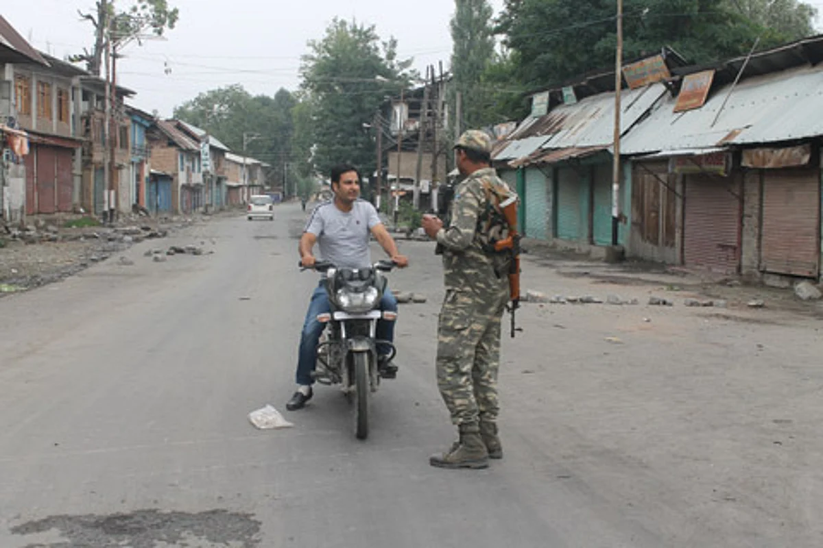 Forces impose severe restrictions in Dalgate, “thrash” pedestrians