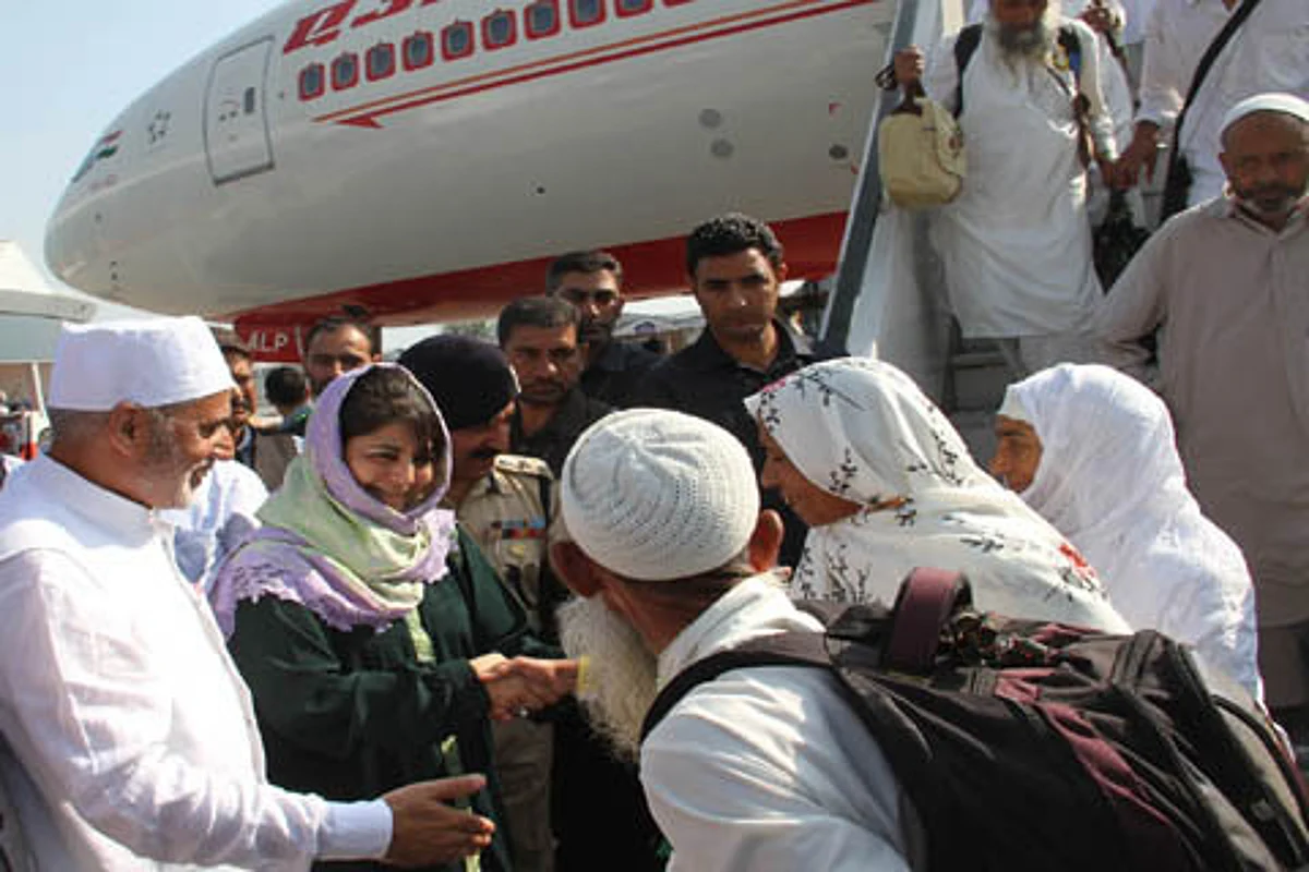 CM receives first batch of Hajj pilgrims at Srinagar airport