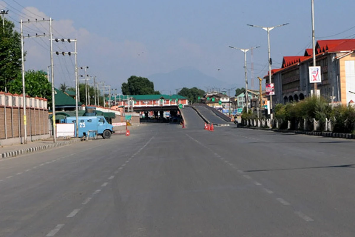 A deserted road outside civil secretariat Srinagar amid shutdown controversial remarks on Prophet Mohammad (PBUH) by two now-suspended BJP functionaries on Friday June 10, 2022