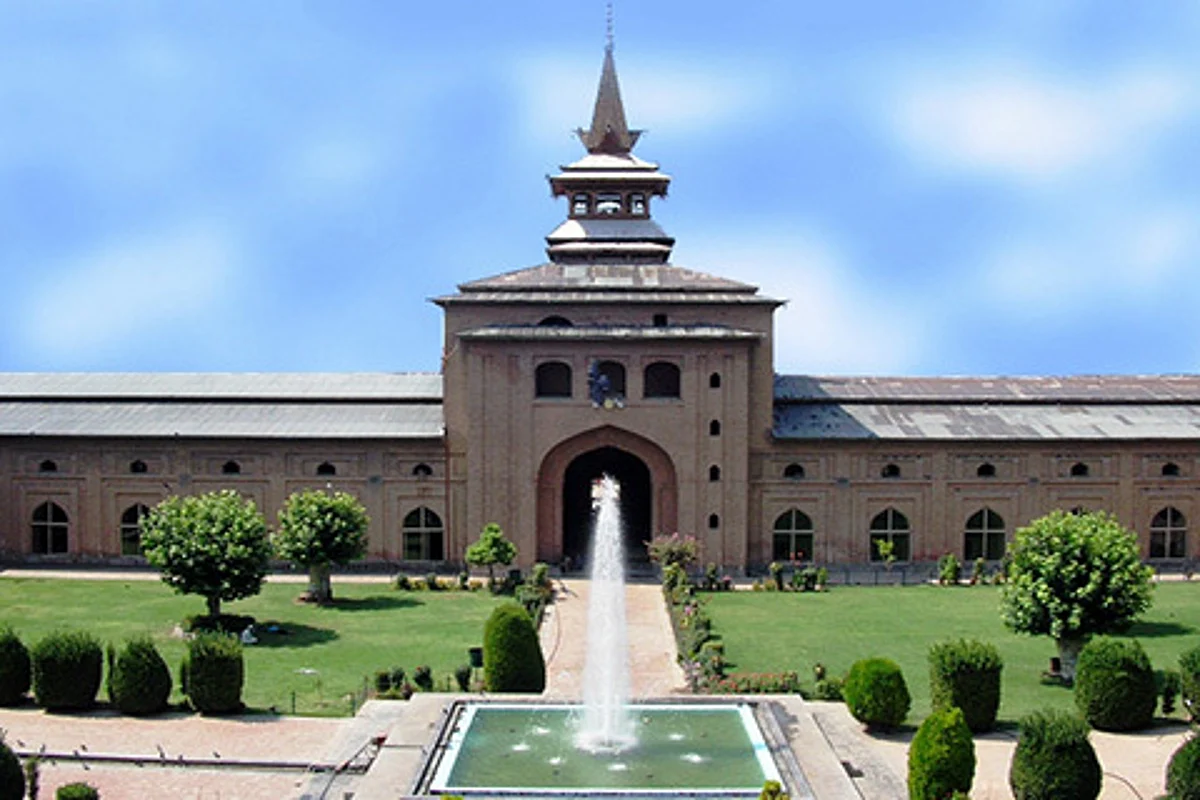 October 6, 1586: Kashmir loses sovereignty to Akbar