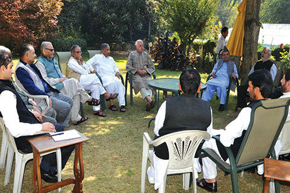 Talk Kashmir with Hurriyat, Pak: Farooq to Delhi