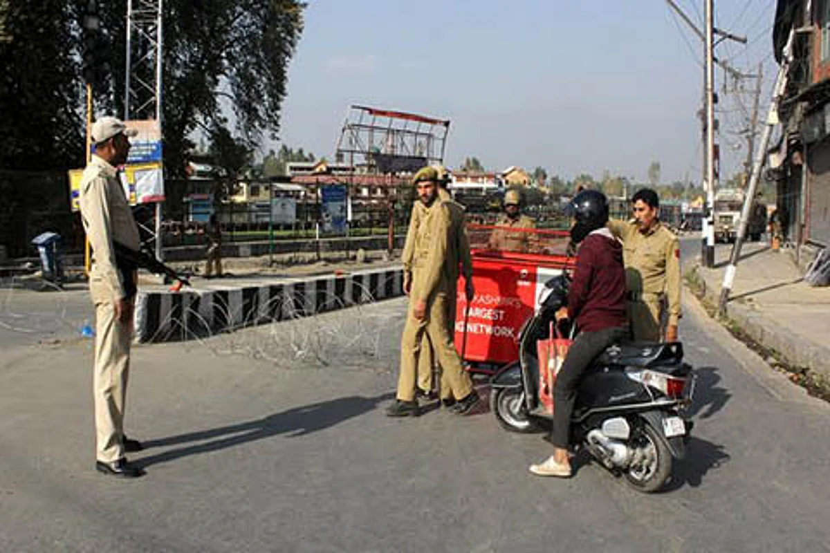 Govt foils ‘Raj Bhawan Chalo’ with curbs