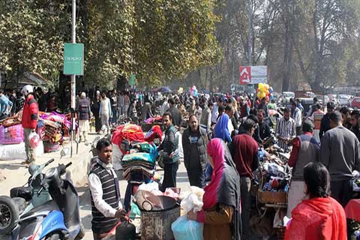 Shoppers in droves throng ‘Sunday Market’