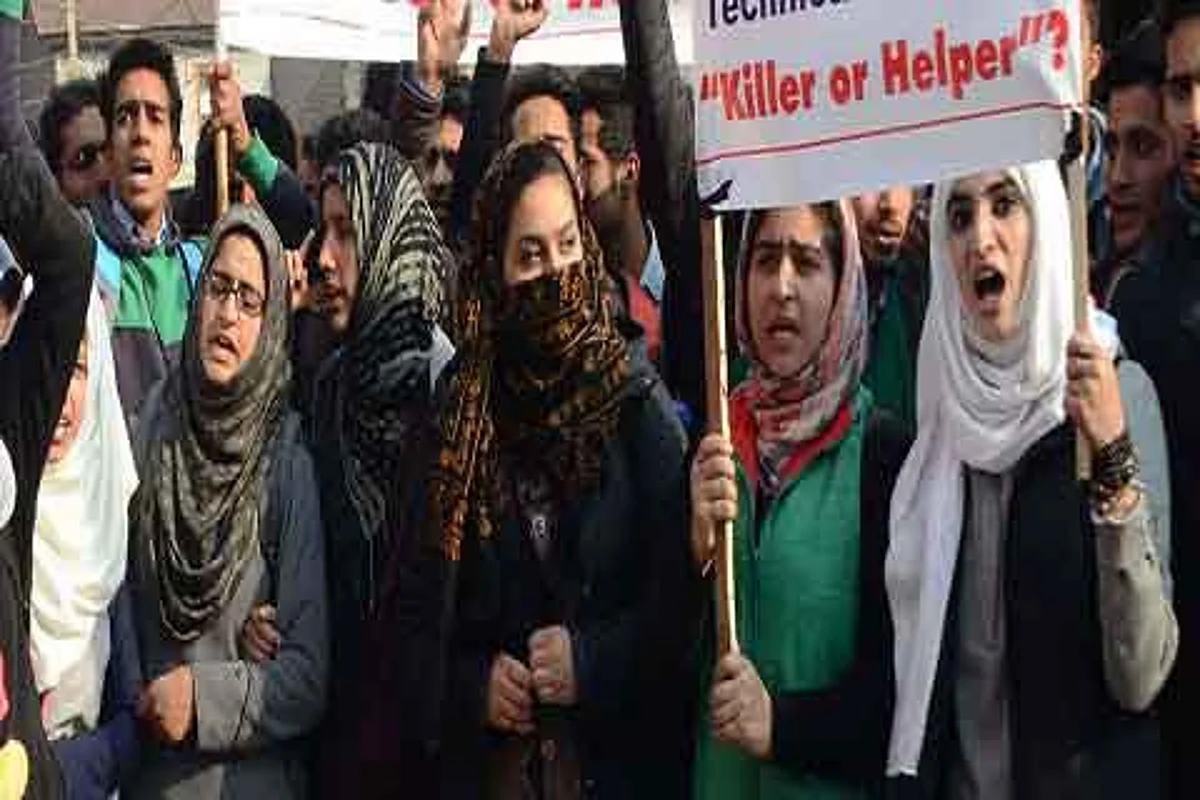 ‘Desperate’ to hold exams, Govt fixes colleges as ‘centers’ after opposition by pvt schools