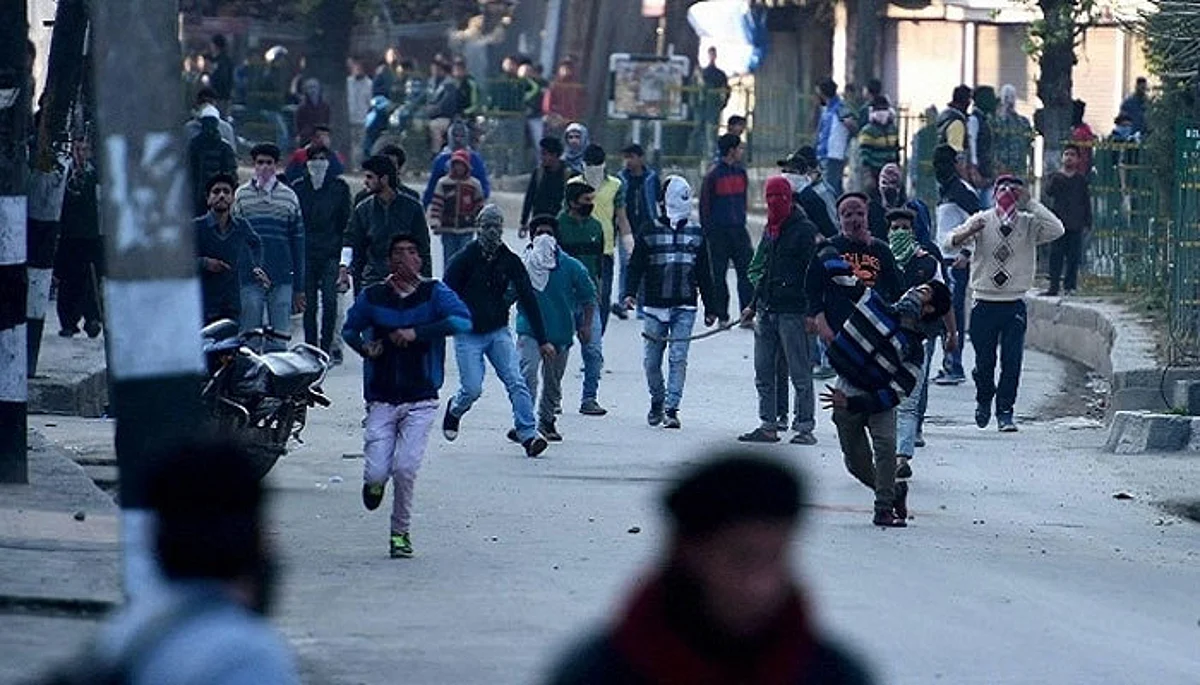 Three injured after miscreants hurl rocks at bus carrying SKIMS staff