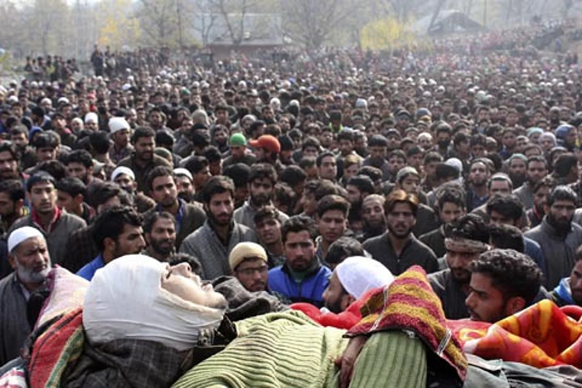 Thousands attend last rites of slain Hizb militant in Shopian