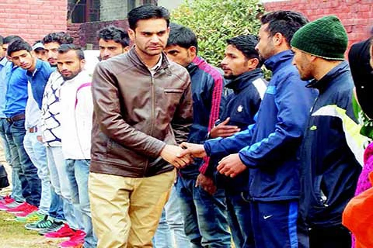 Parra flags off J&K Dragon Boat, Canoe Polo teams