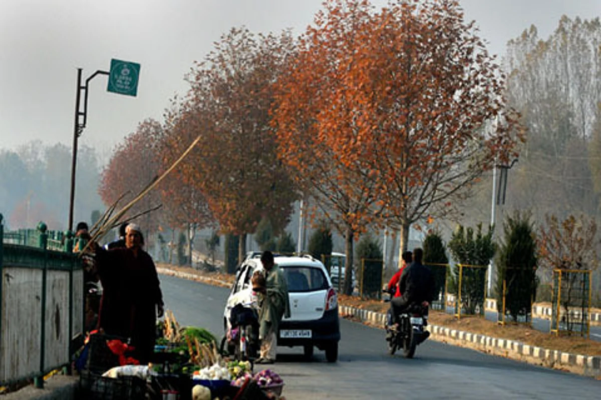 Day 129: Shops shut, passenger vehicles back on Srinagar roads