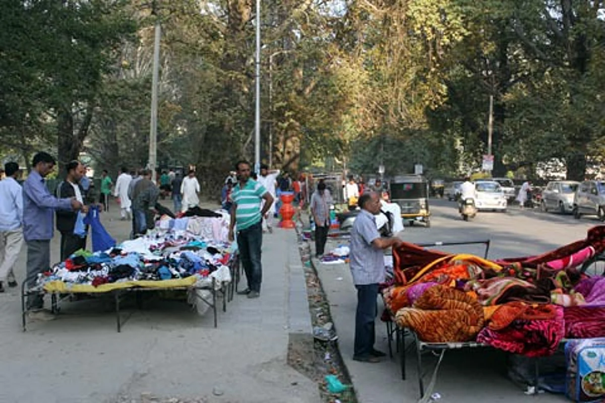 Day 132: Increased movement of passenger vehicles on Kashmir roads