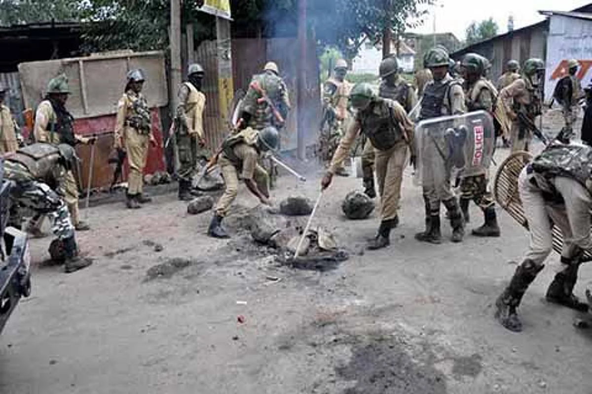 Demonetisation and stone pelting