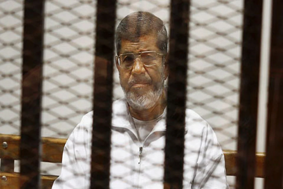 Egypt court overturns Morsi’s life sentence