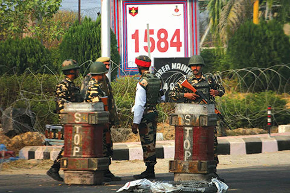 Barricades, searches return on Srinagar-Jammu highway