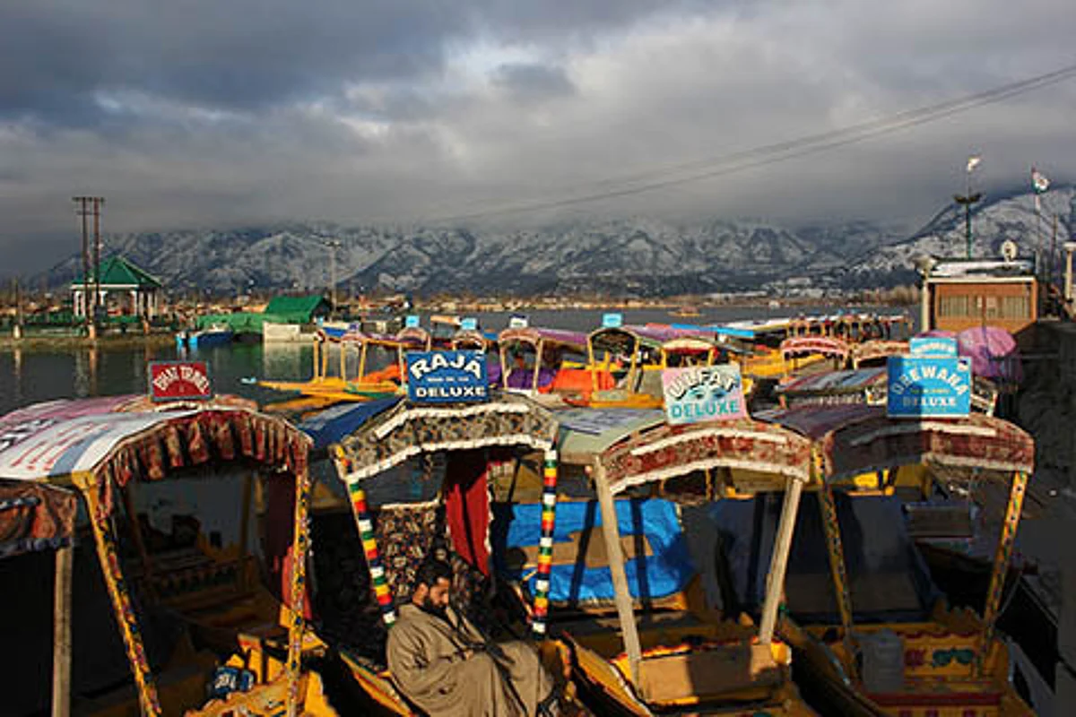 Kashmir tourism director seeks help of Bengal tour operators