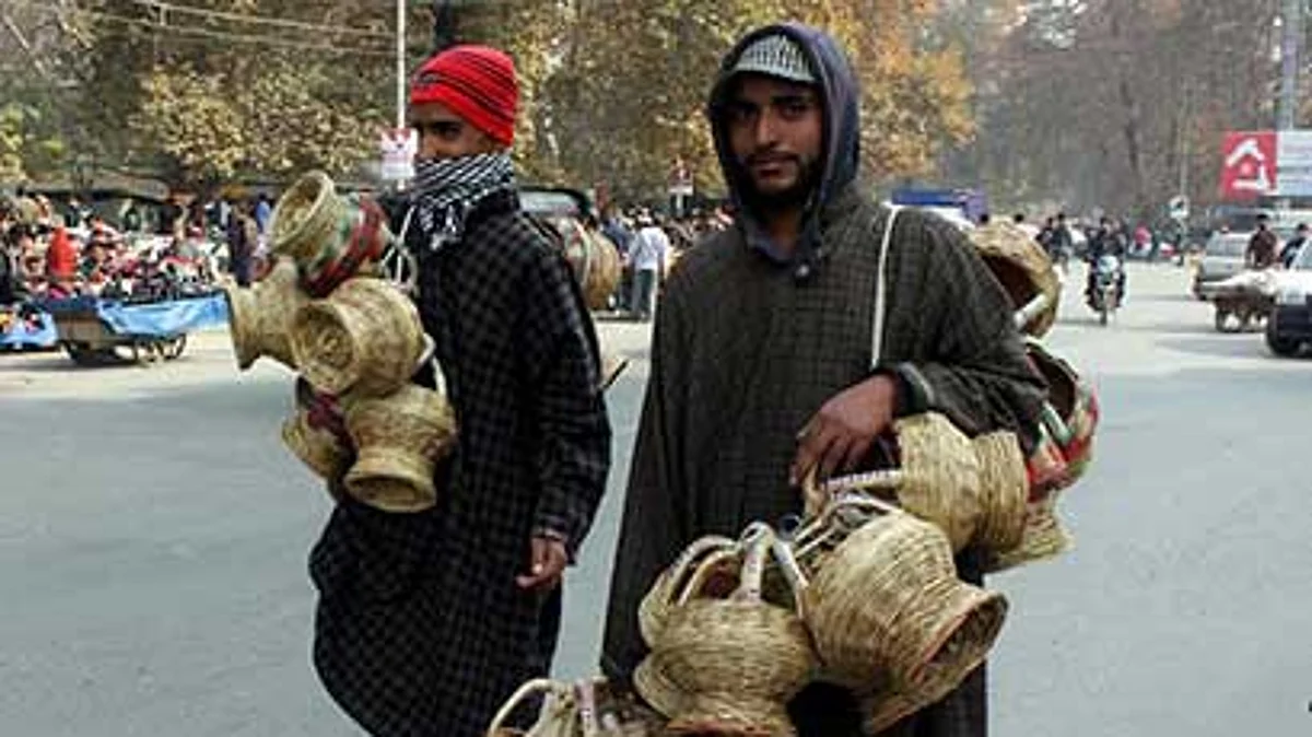 Street vendors selling Kangris (File Photo)