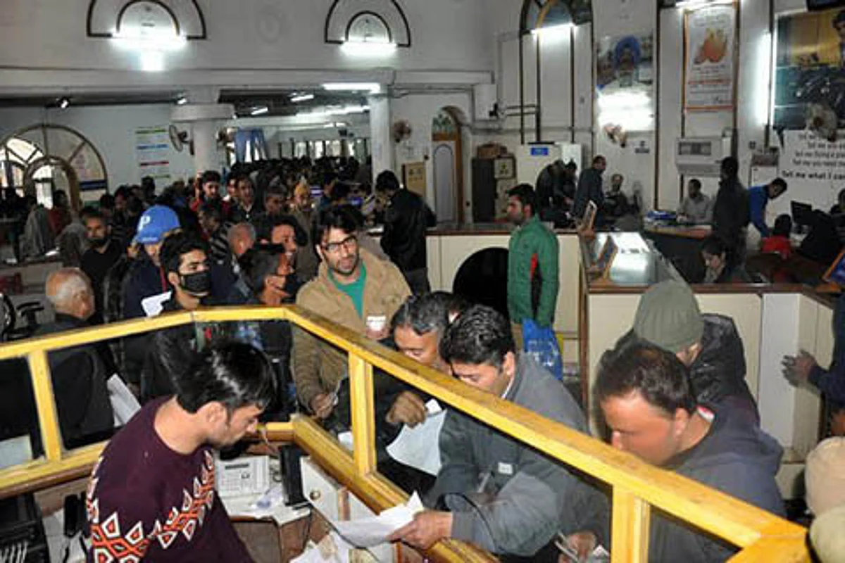 Day 35 of demonestisation: Banks, ATMs still crowded