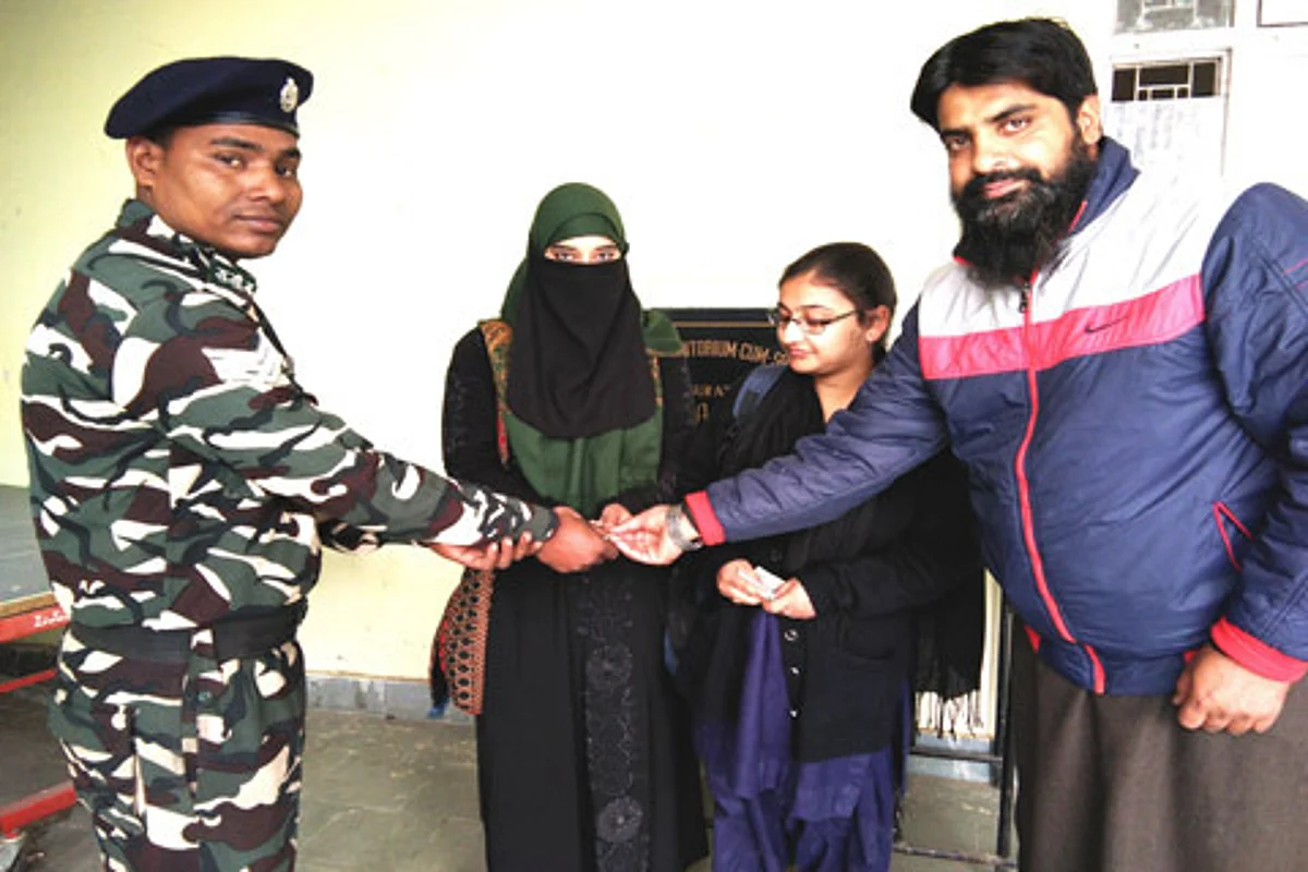 Good Samaritans: Kishtwar girls return Rs 30000 found on roadside