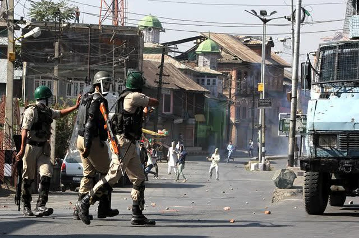 Supreme Court snubs HC: No sovereignty for JK outside Constitution of India