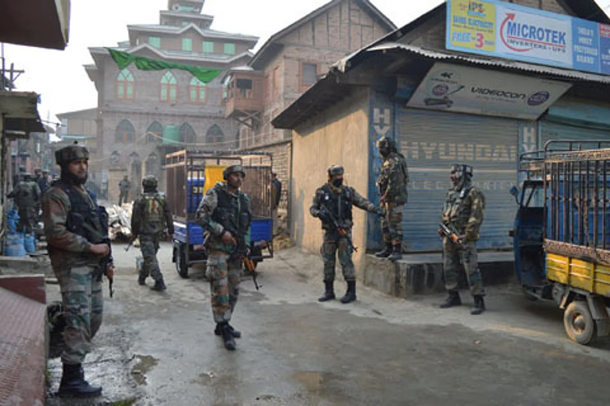 Video: Three army soldiers killed in Pampore militant attack
