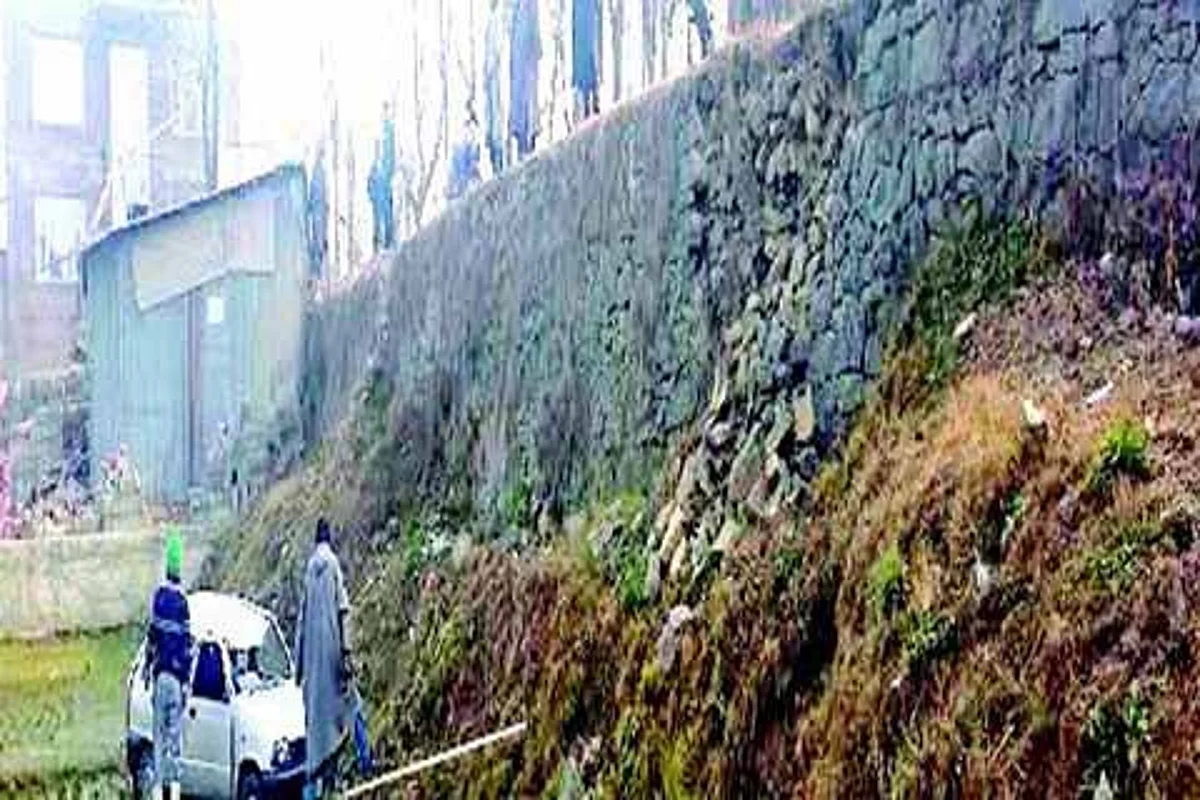 Rangreth residents demand construction of road abutment