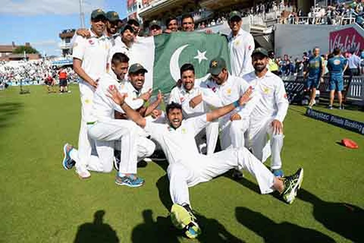 Fighting Pak resist Aussies victory drive
